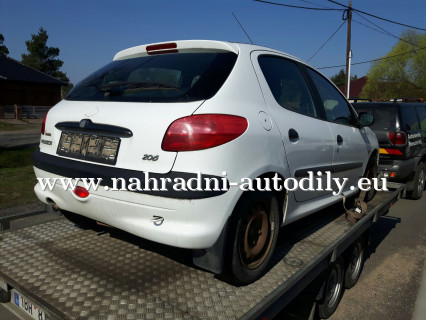 Peugeot 206 bílá na náhradní díly Brno / nahradni-autodily.eu