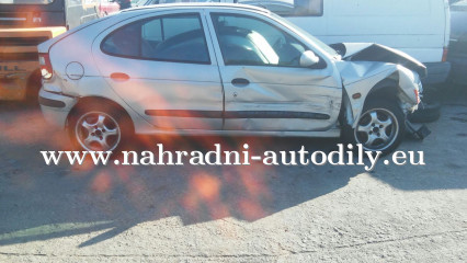 Renault Scenic stříbrná na díly ČB / nahradni-autodily.eu